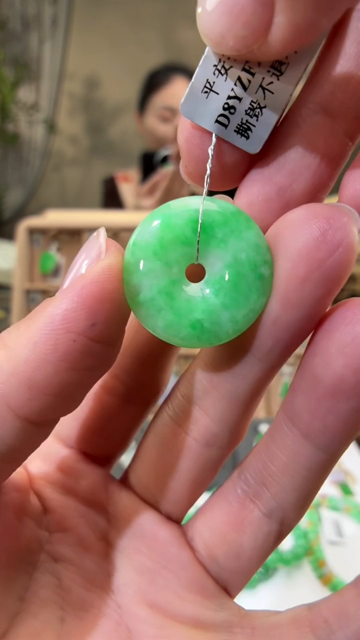 颈饰未镶嵌翡翠平安扣