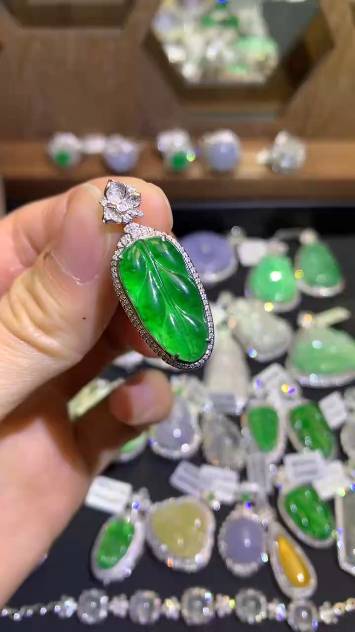 【闪购商品】翡翠吊坠(不含链)18K金镶嵌吊坠