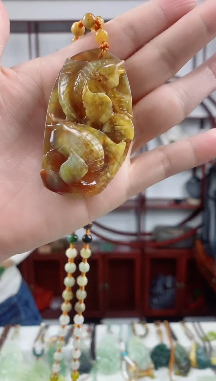 未镶嵌岫玉颈饰双鱼