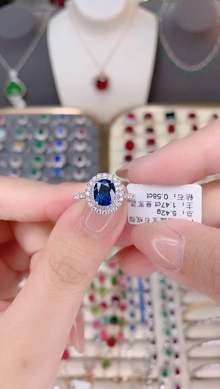 蓝宝石戒指蓝宝石18K金镶嵌1.47CT皇家蓝