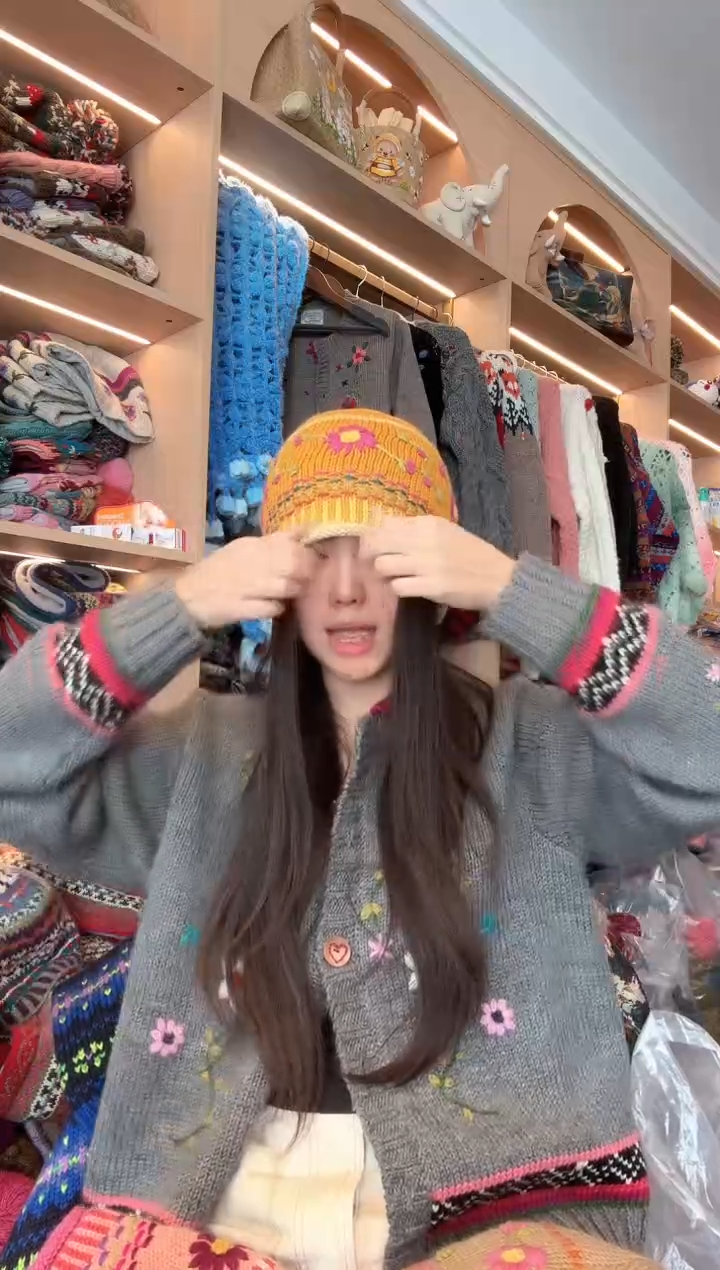 羊毛黄色卷边帽 