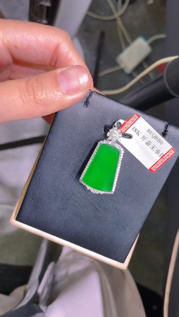 【闪购商品】翡翠吊坠(赠链)18K金镶嵌A70