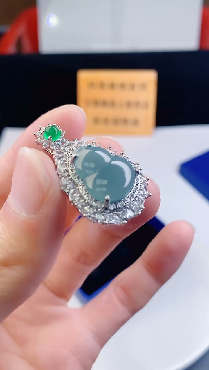 颈饰未镶嵌翡翠  