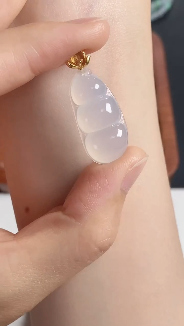 翡翠18K金镶嵌吊坠(不含链)白冰福豆吊坠