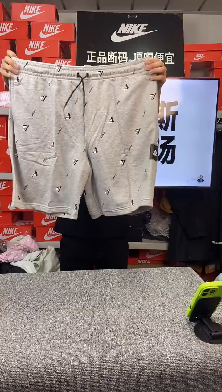 403编码 阿迪达斯 全新无暇 直播间过款为准 尺码185