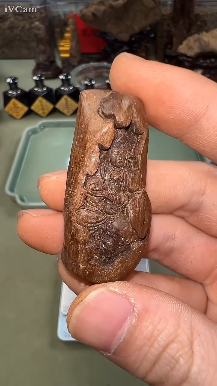 柬埔寨菩萨红土沉水雕刻件9.7g