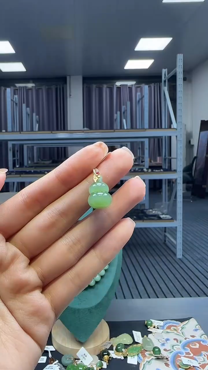 18K金镶嵌和田玉挂件1