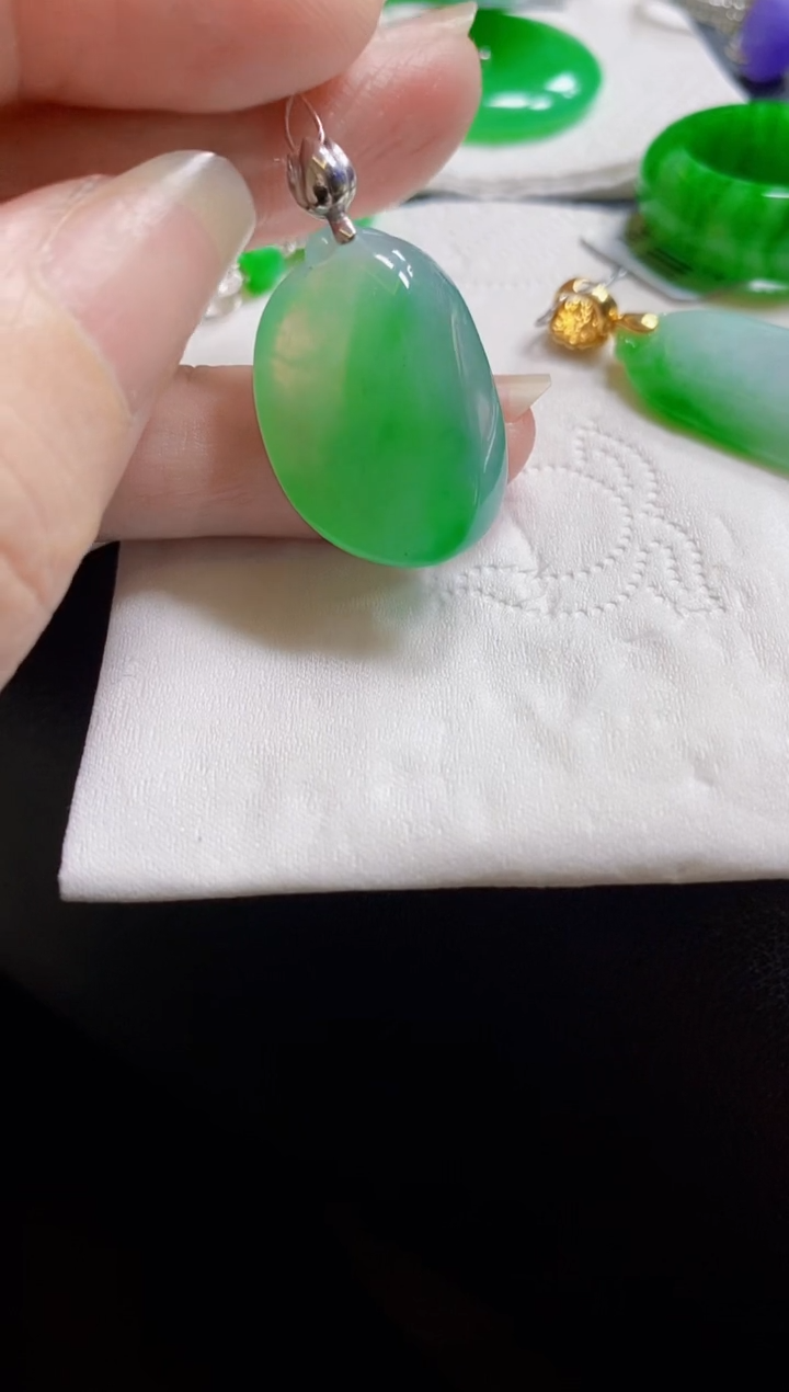 翡翠18K金镶嵌颈饰瓜