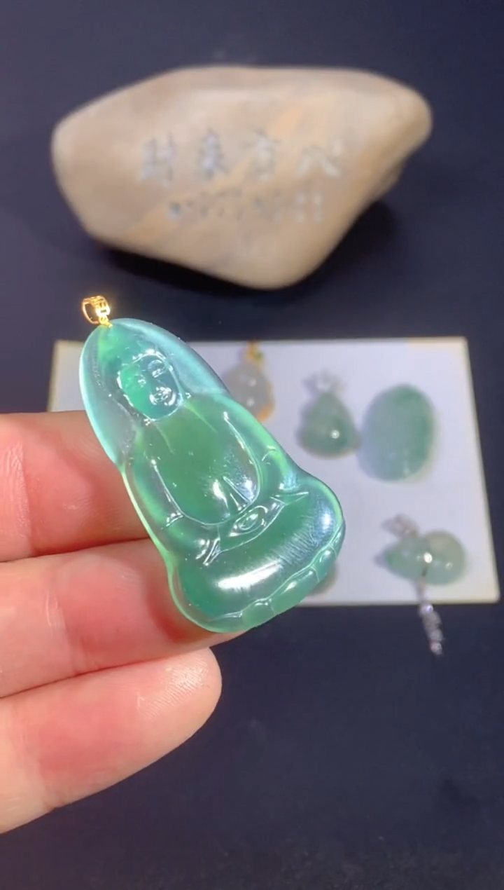 颈饰18K金镶嵌翡翠        