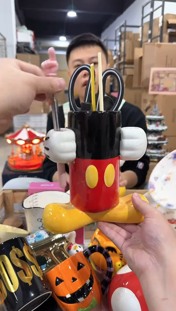 瓷片米奇筷子筒  