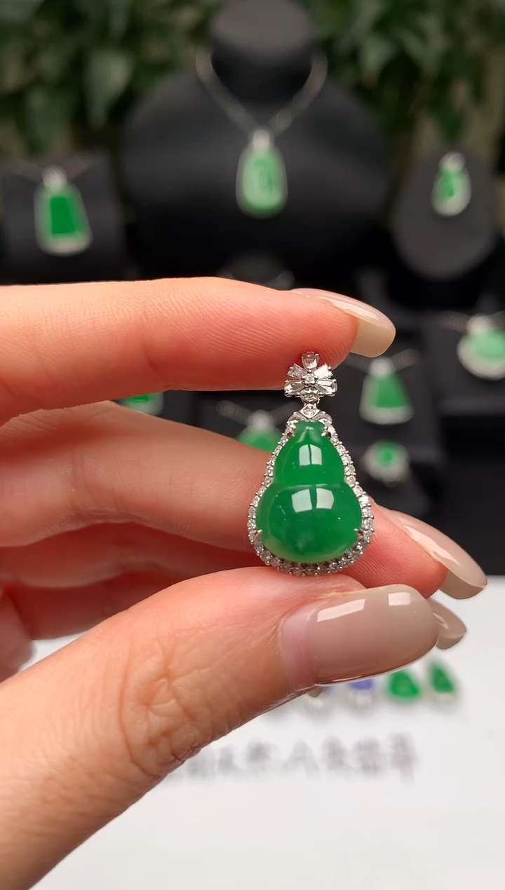 翡翠18K金镶嵌颈饰葫芦