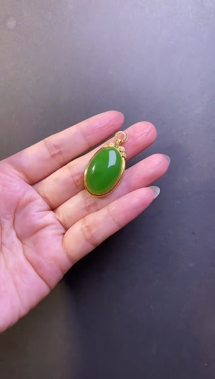 【闪购商品】和田玉（碧玉）颈饰18K金镶嵌苹果绿蛋面吊坠