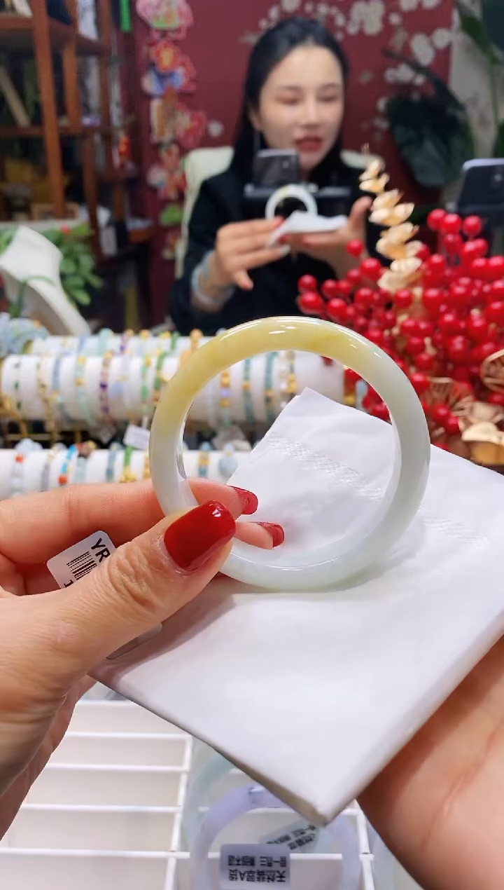 【闪购商品】翡翠手镯未镶嵌58黄翡52.7/11.3*7.2