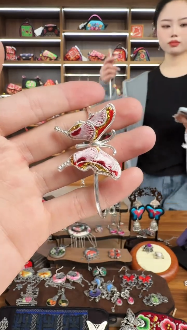 【闪购商品】织绣96蒙阿苏苗绣传承
