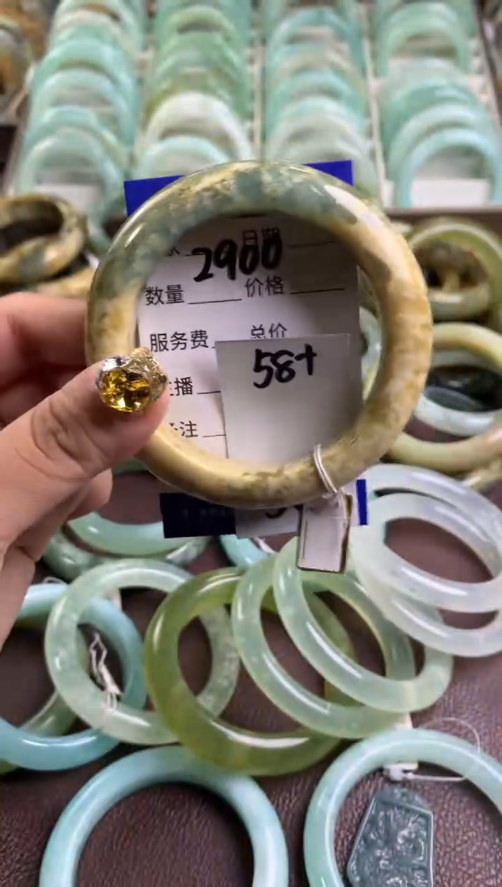 【闪购商品】蛇纹石玉手镯未镶嵌2900