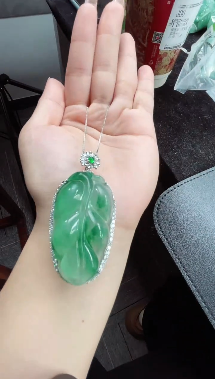 吊坠(赠链)合金石英质玉（非洲翠）5.182叶子