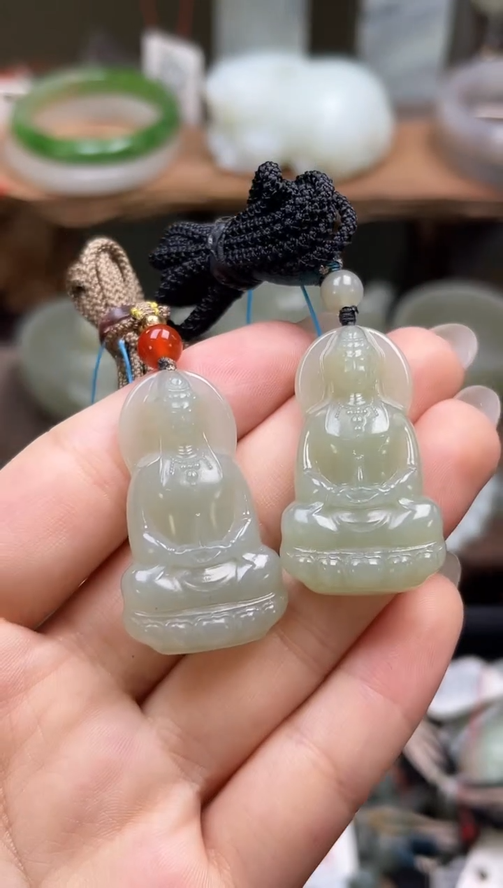 和田玉未镶嵌吊坠且末青白 观音 多样性发一