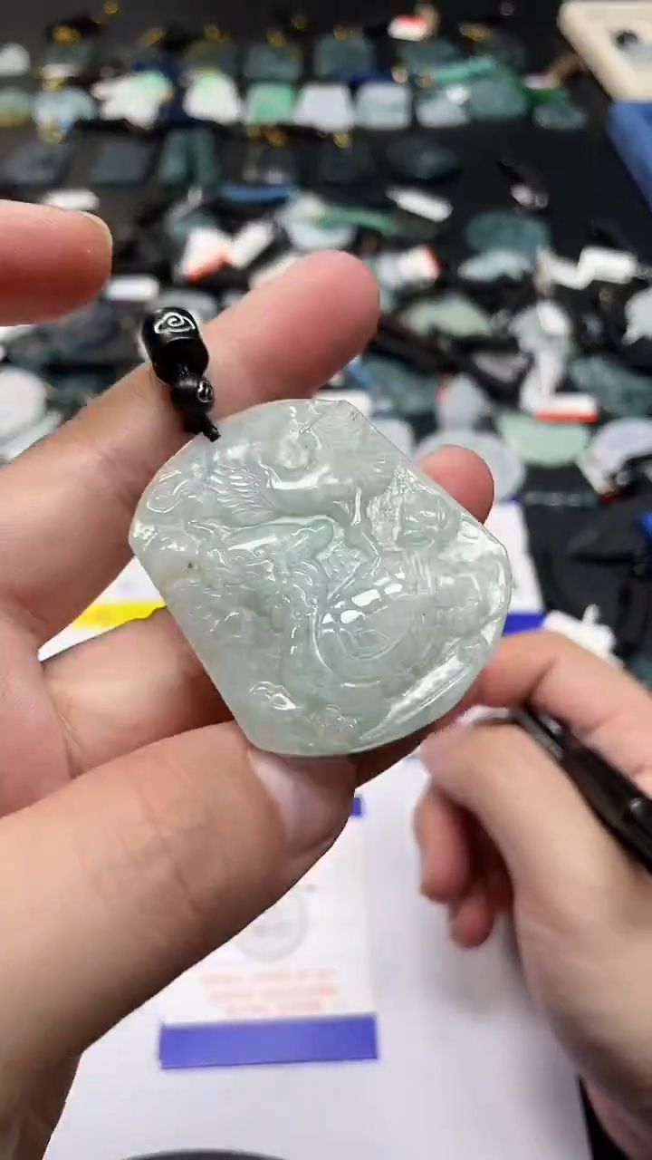 翡翠未镶嵌颈饰 多样性发其一