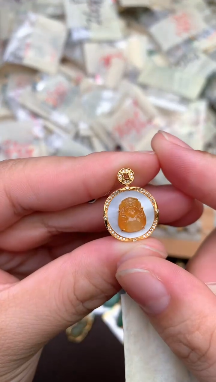18K金镶嵌挂件翡翠 —