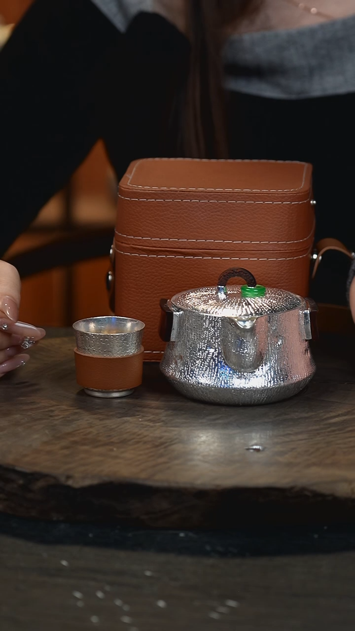 新品手抓银壶+1小银杯 293克