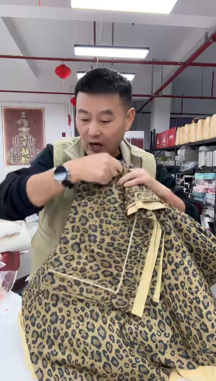 聚酯纤维70  2*2.3米被子款式 豹纹四件套  