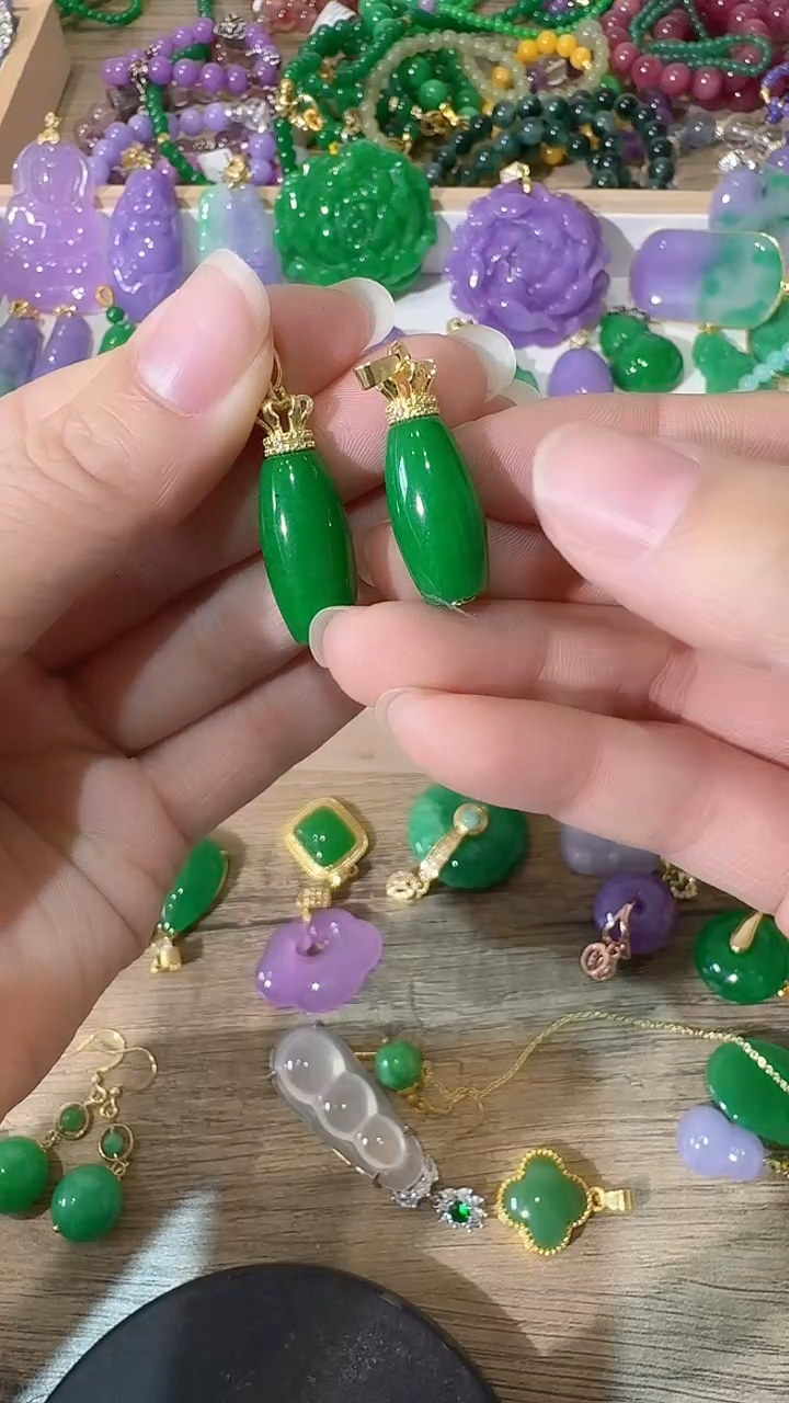 颈饰未镶嵌石英质玉长桶珠