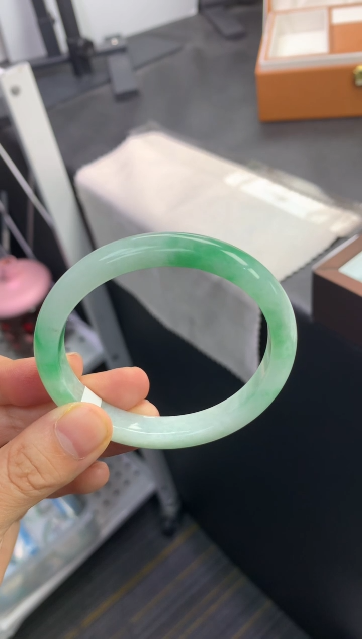 未镶嵌手镯（贵妃镯）翡翠退货需手镯吊牌标签完好
