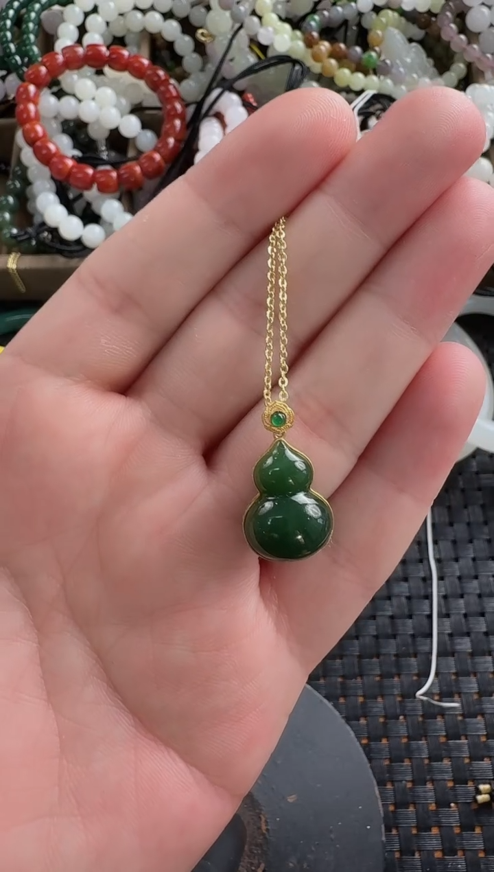 和田玉18K金镶嵌颈饰碧玉葫芦