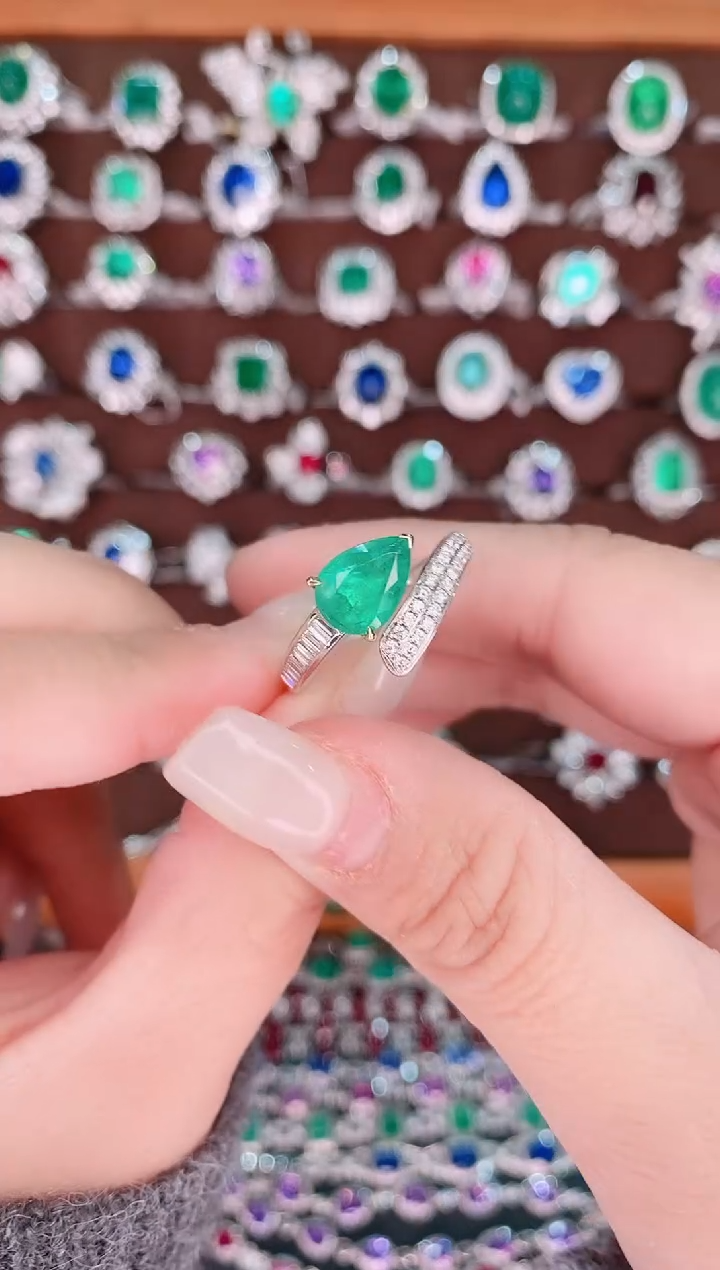 【闪购商品】祖母绿18K金戒指18K金镶嵌1.72克拉