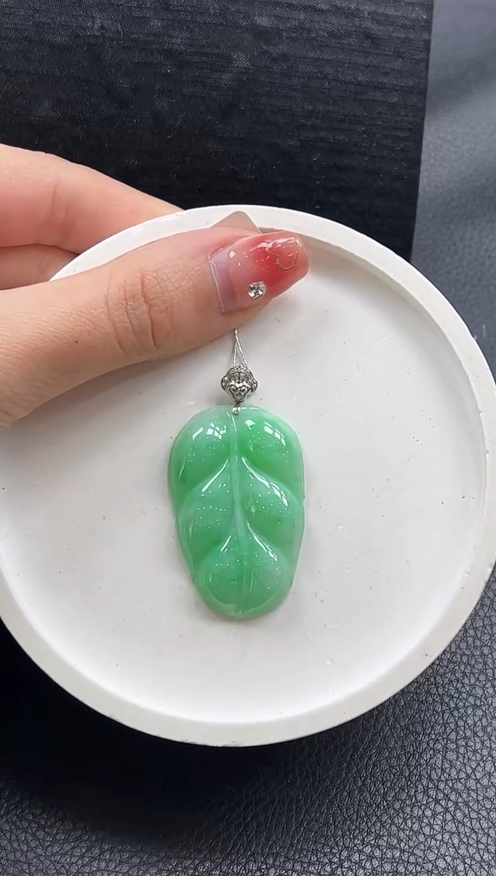 【闪购商品】翡翠颈饰18K金镶嵌叶子