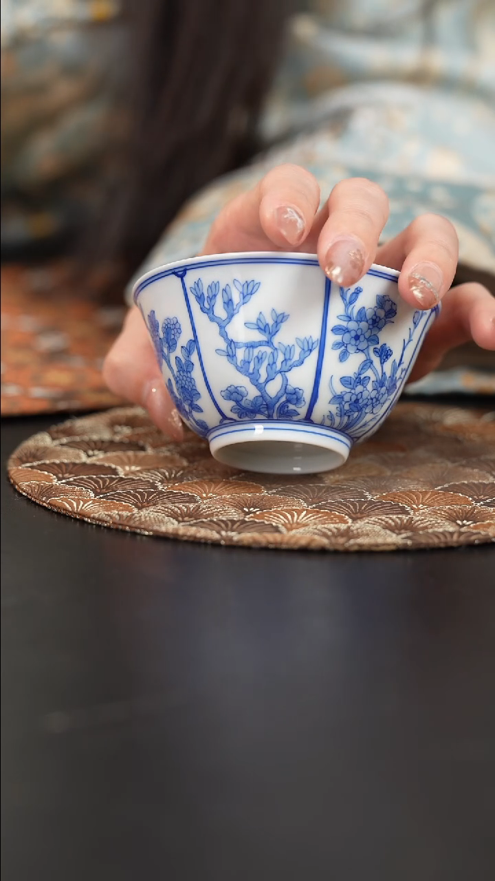 【闪购商品】杯看山柴窑青花开窗花卉