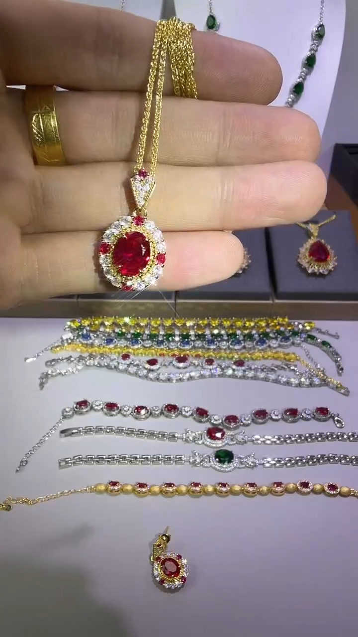 吊坠(赠链)18K金镶嵌红宝石0110