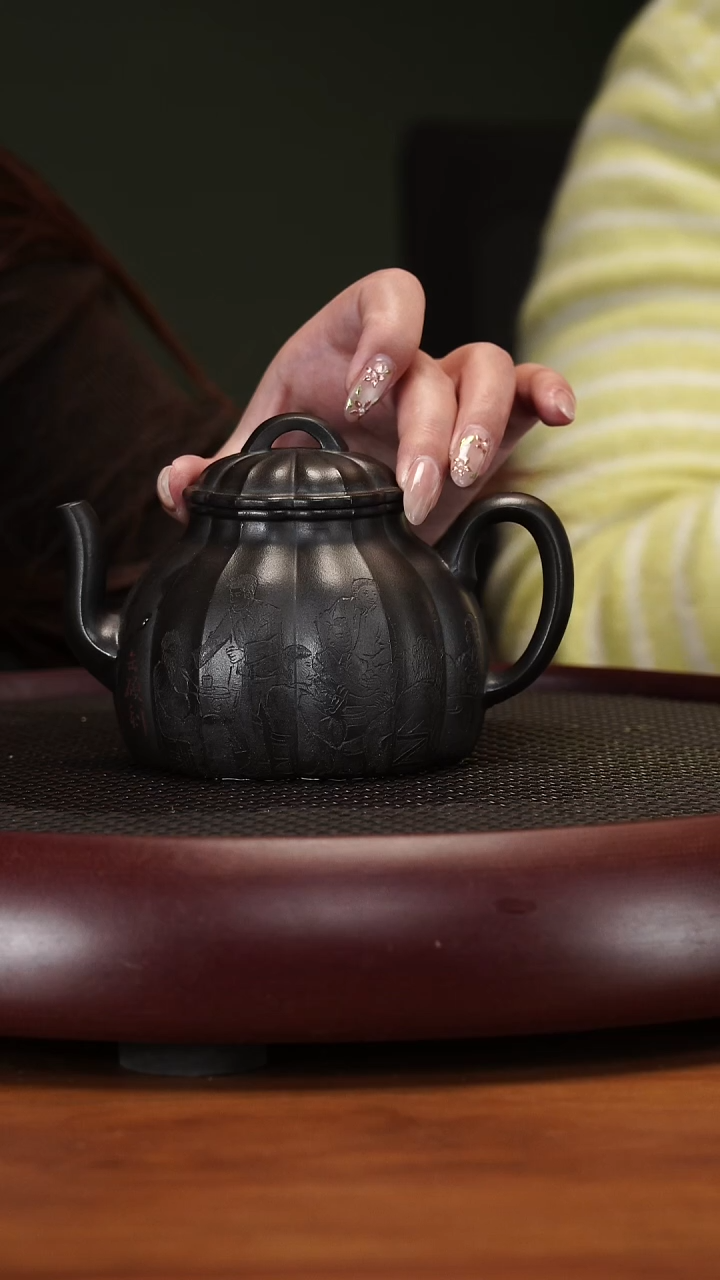 【闪购商品】紫砂茶壶3-80QYJ筋纹宫灯高黑料300cc