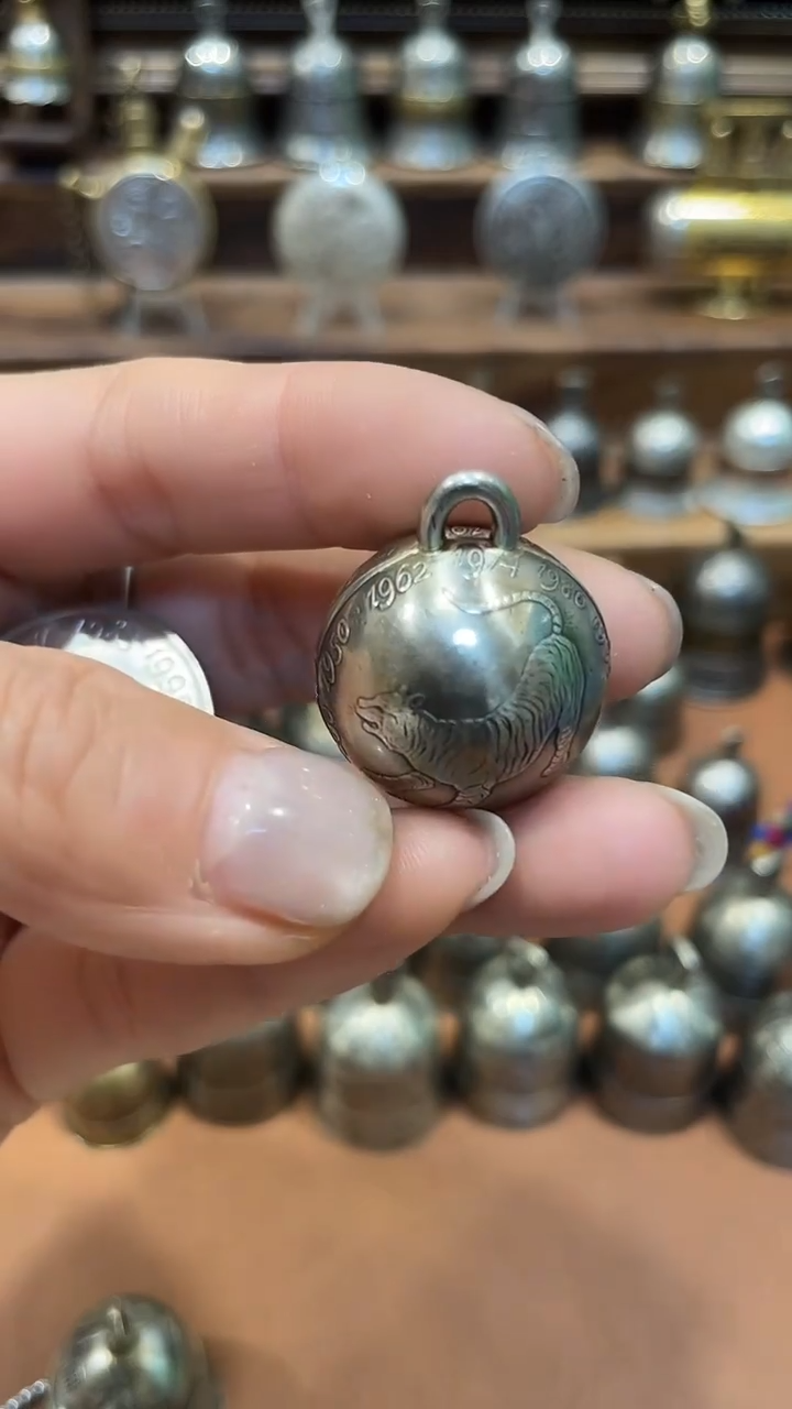 铁合金珐琅柠****人利比里亚生肖老虎圆铃铛