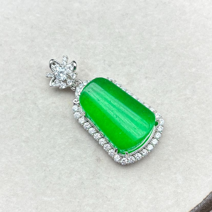 A145 镶嵌冰绿无事牌吊坠 (多样性发其一)