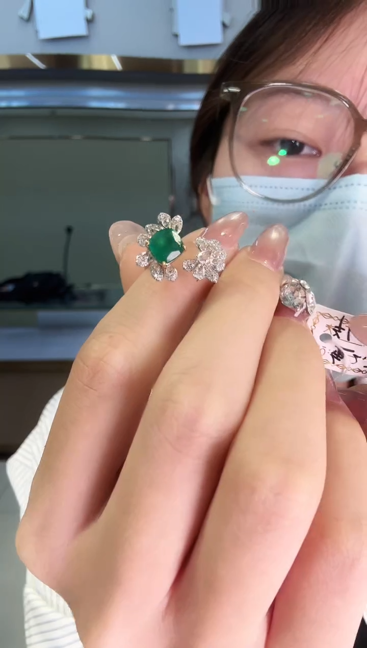 18K金镶嵌戒指祖母绿1.60ct