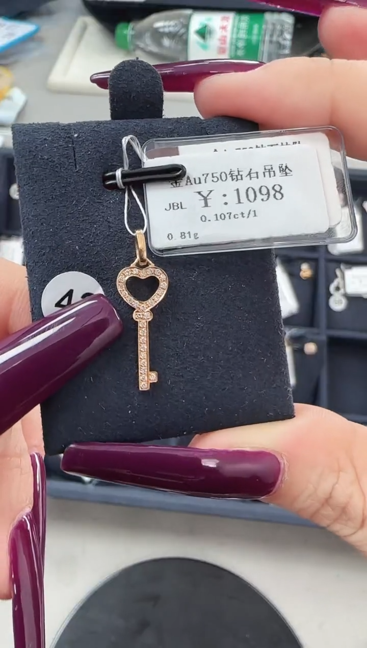 吊坠(不含链)钻石18K金镶嵌B2599908905373