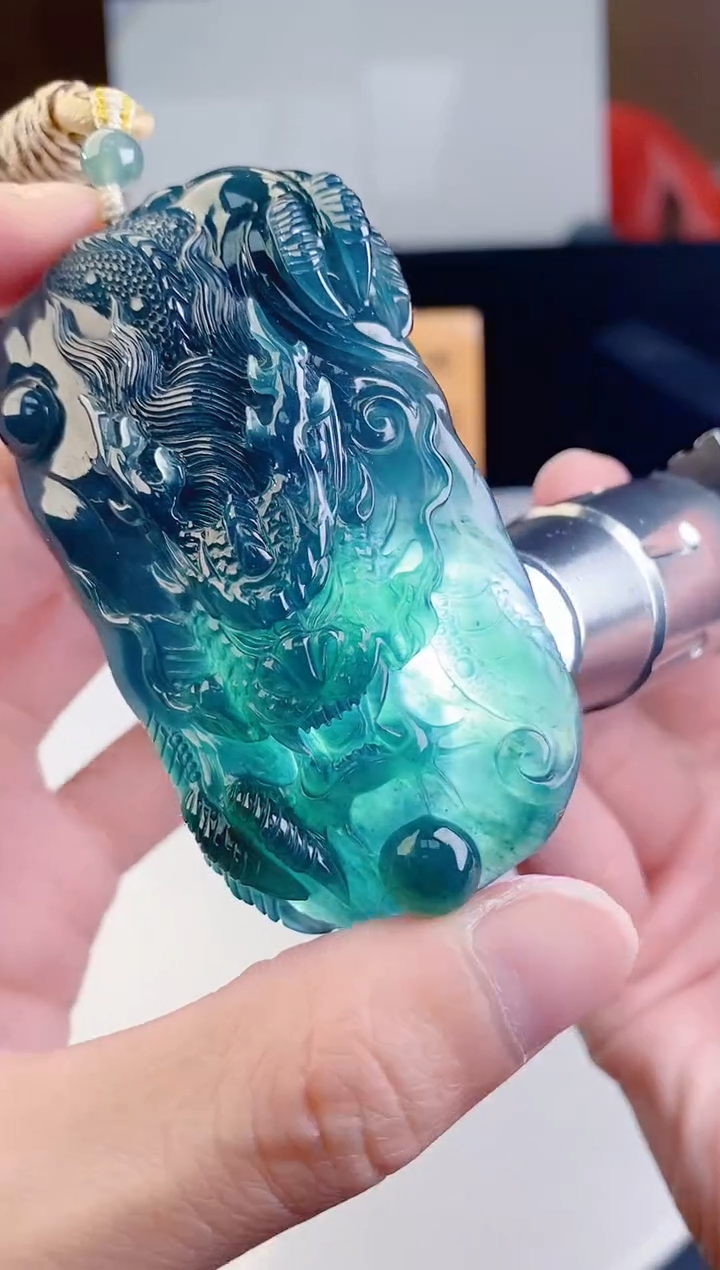 颈饰未镶嵌翡翠  