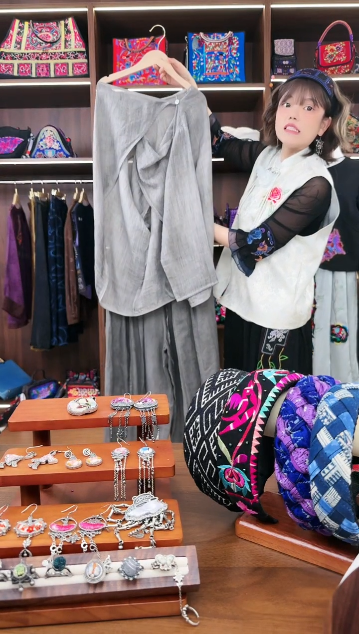 织绣A11蚩梦苗族古绣