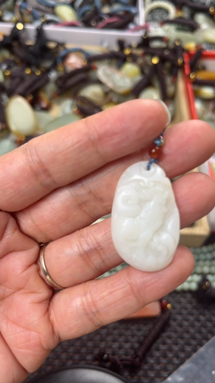 【闪购商品】和田玉颈饰未镶嵌多样性发货没有证书拍一发一有瑕1