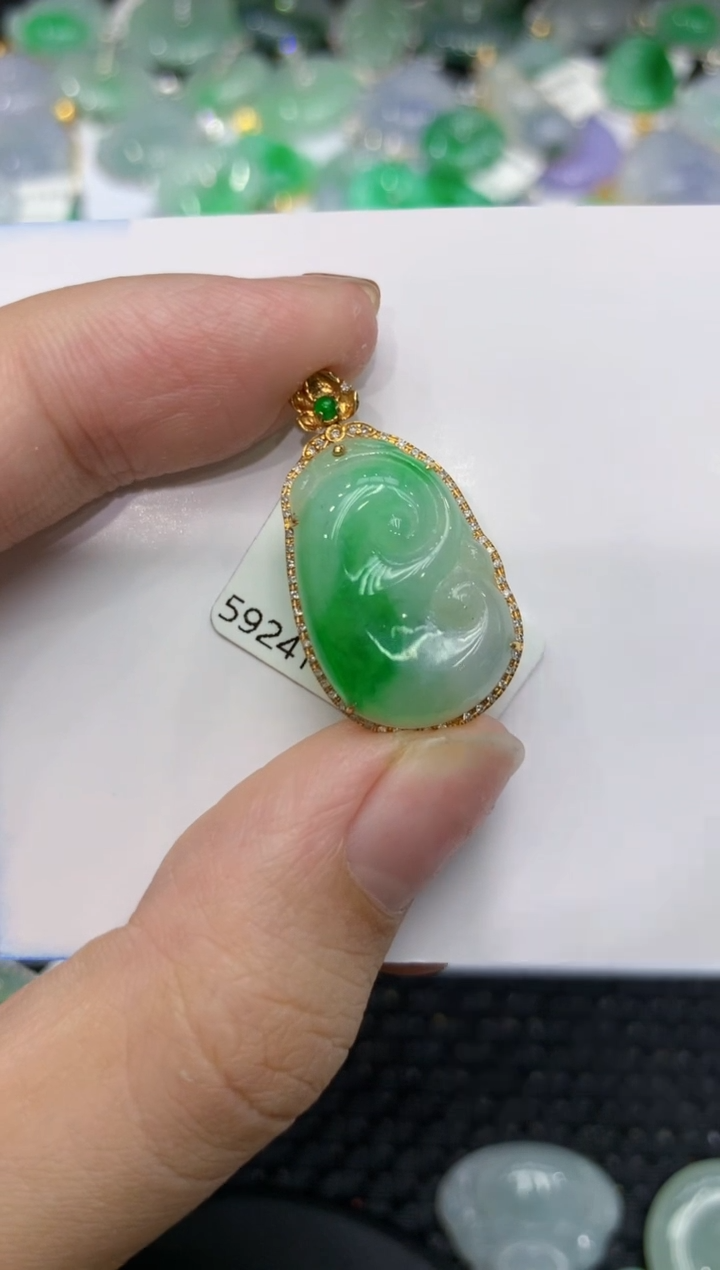 【闪购商品】翡翠颈饰18K金镶嵌1111111111111