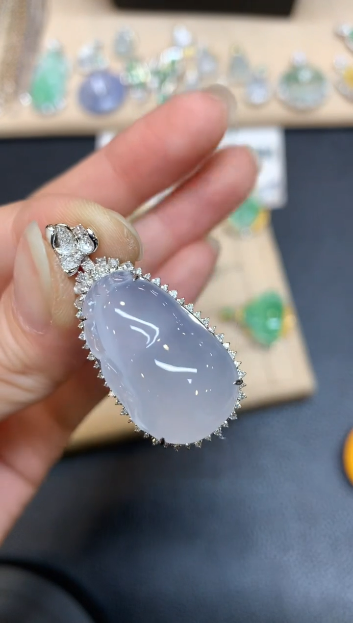 【闪购商品】翡翠颈饰18K金镶嵌福瓜【无服务费】