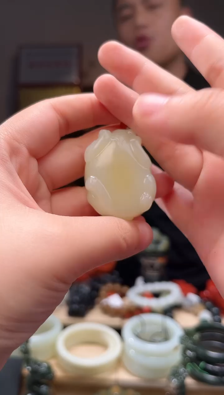 颈饰未镶嵌和田玉吊坠