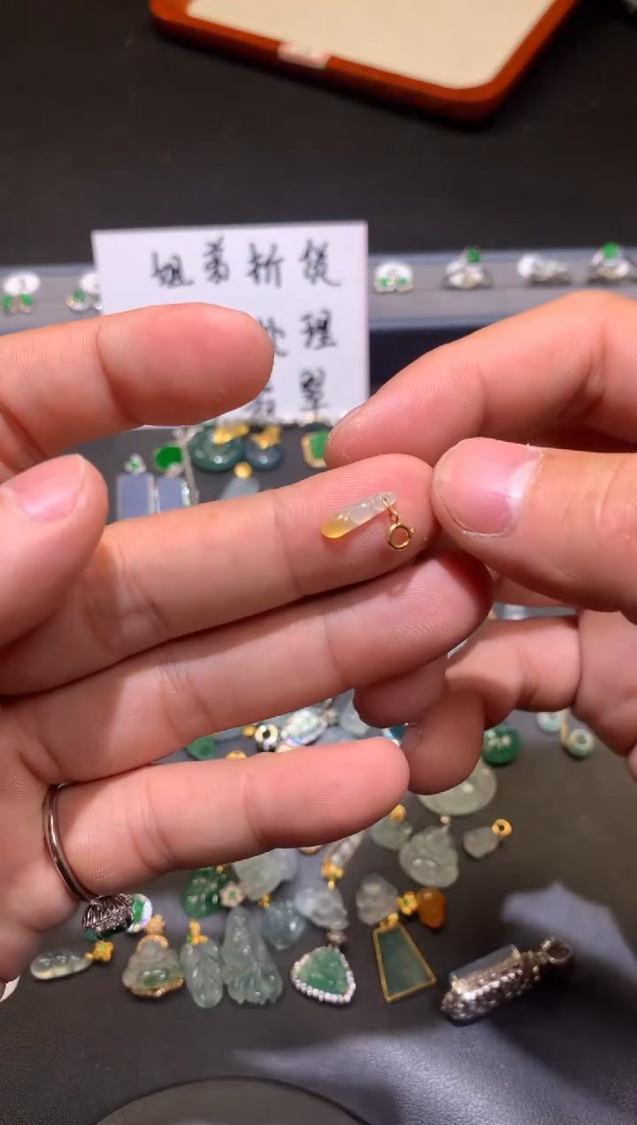【闪购商品】翡翠吊坠(不含链)18K金镶嵌1