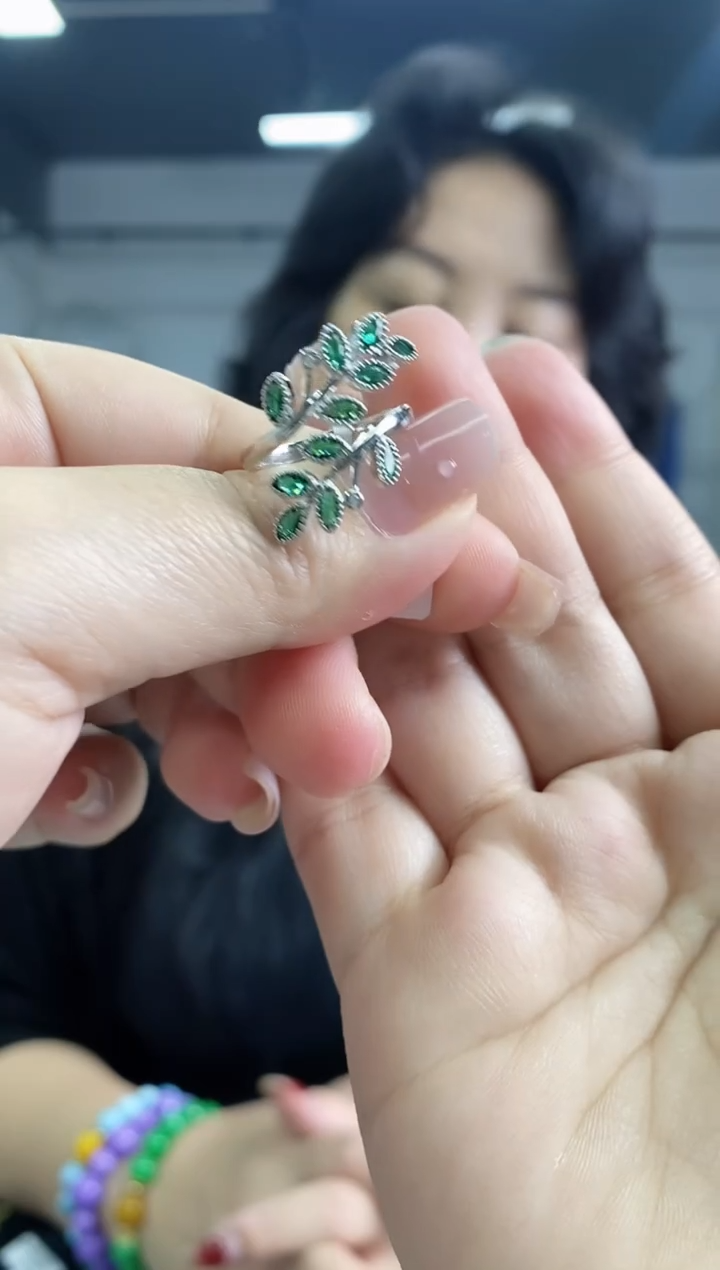 祖母绿戒指未镶嵌多样性发其一颜色微差