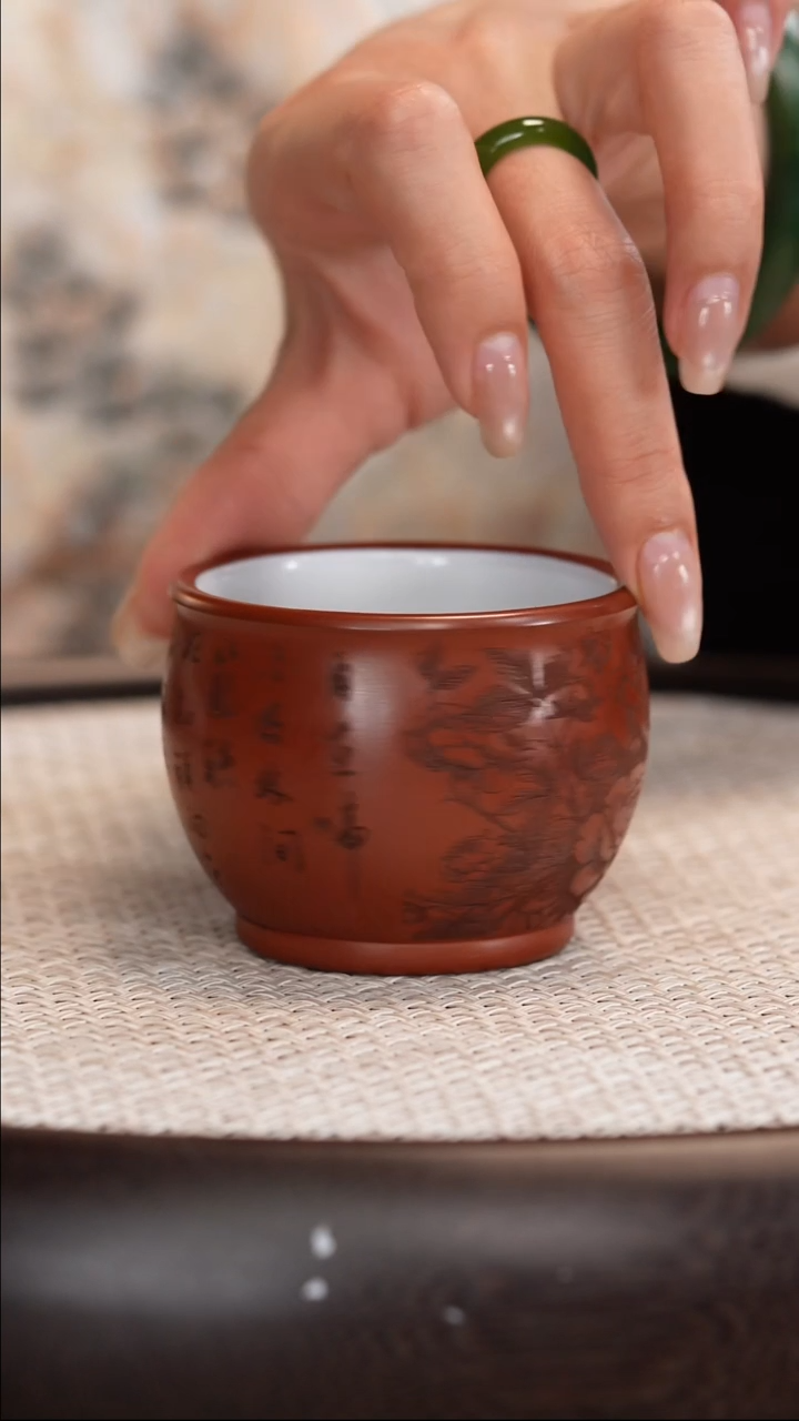 紫砂杯子朱泥白釉刻牡丹主人杯