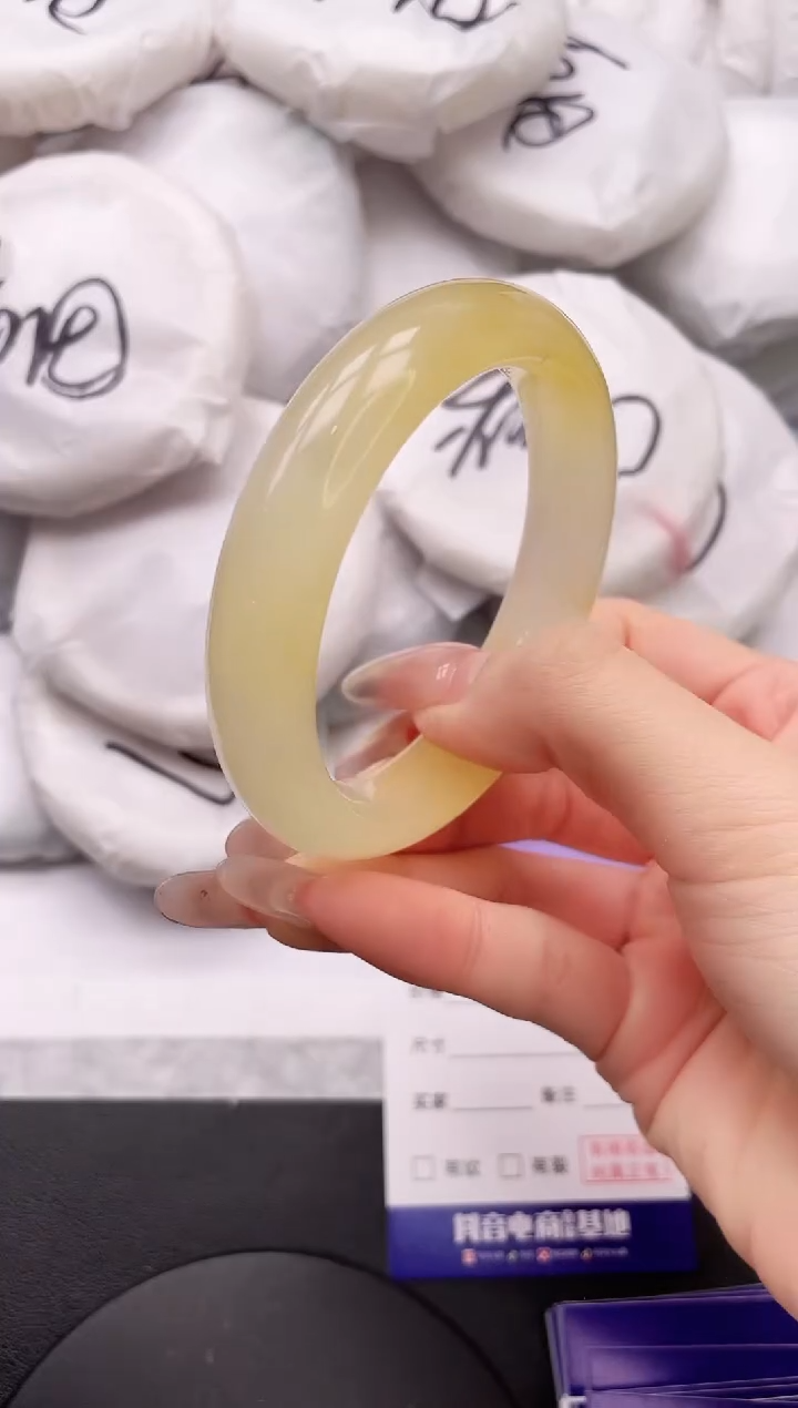 【闪购商品】石英质玉手镯未镶嵌17K42-56