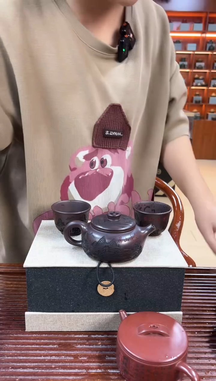 茶壶紫砂景秀山居福运扁韵一壶两杯套组 赤龙血砂 赵园静