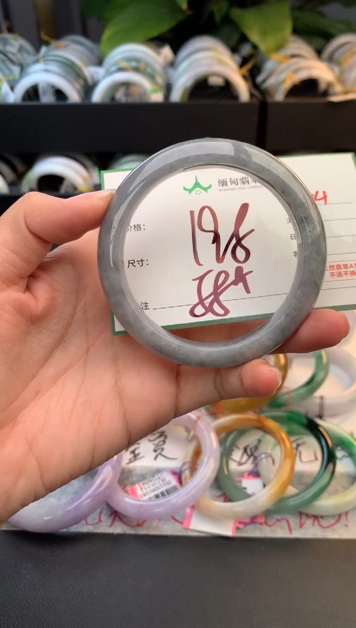 未镶嵌定制翡翠毛货需精细抛光+多人