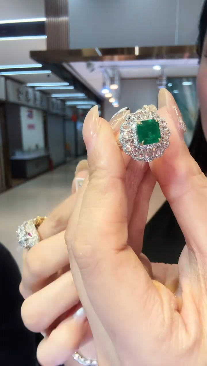 18K金镶嵌戒指祖母绿2.15ct